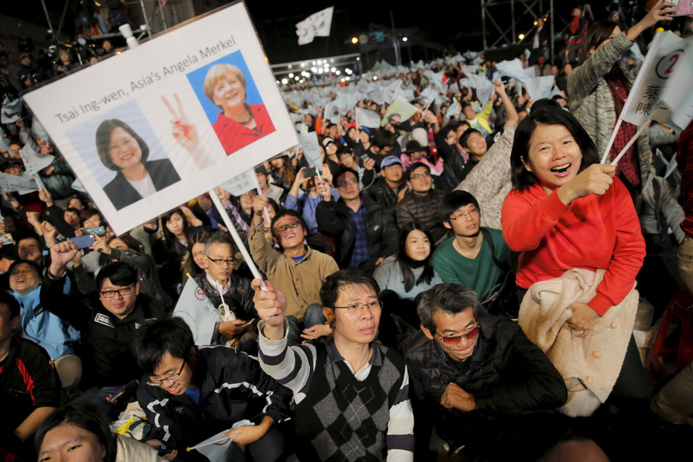 Những người ủng hộ DPP vui mừng khi hay tin chiến thắng - Ảnh: Reuters
