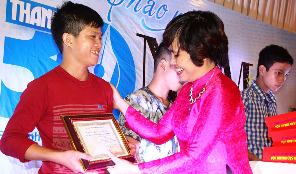 Bà Đặng Thị Phương Thảo trao học bổng Nguyễn Thái Bình cho con em của các đại lý báo - Ảnh: Nguyễn Chung