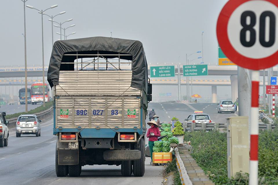 Xe ô tô dừng đỗ mua hàng tại đường dẫn vào cao tốc Hà Nội - Hải Phòng - Ảnh: Bảo Hoàng