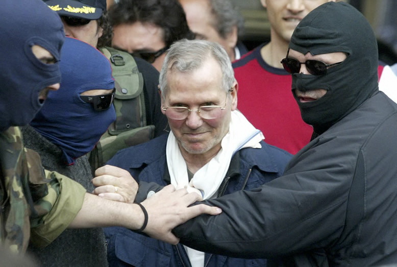 Các Catturandi áp giải trùm mafia Bernardo Provenzano 
- Ảnh: Reuters