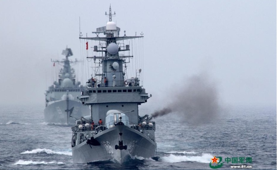 Khu trục hạm Trung Quốc tập trận bắn đạn thật ở Biển Đông - Ảnh: Tân Văn xã