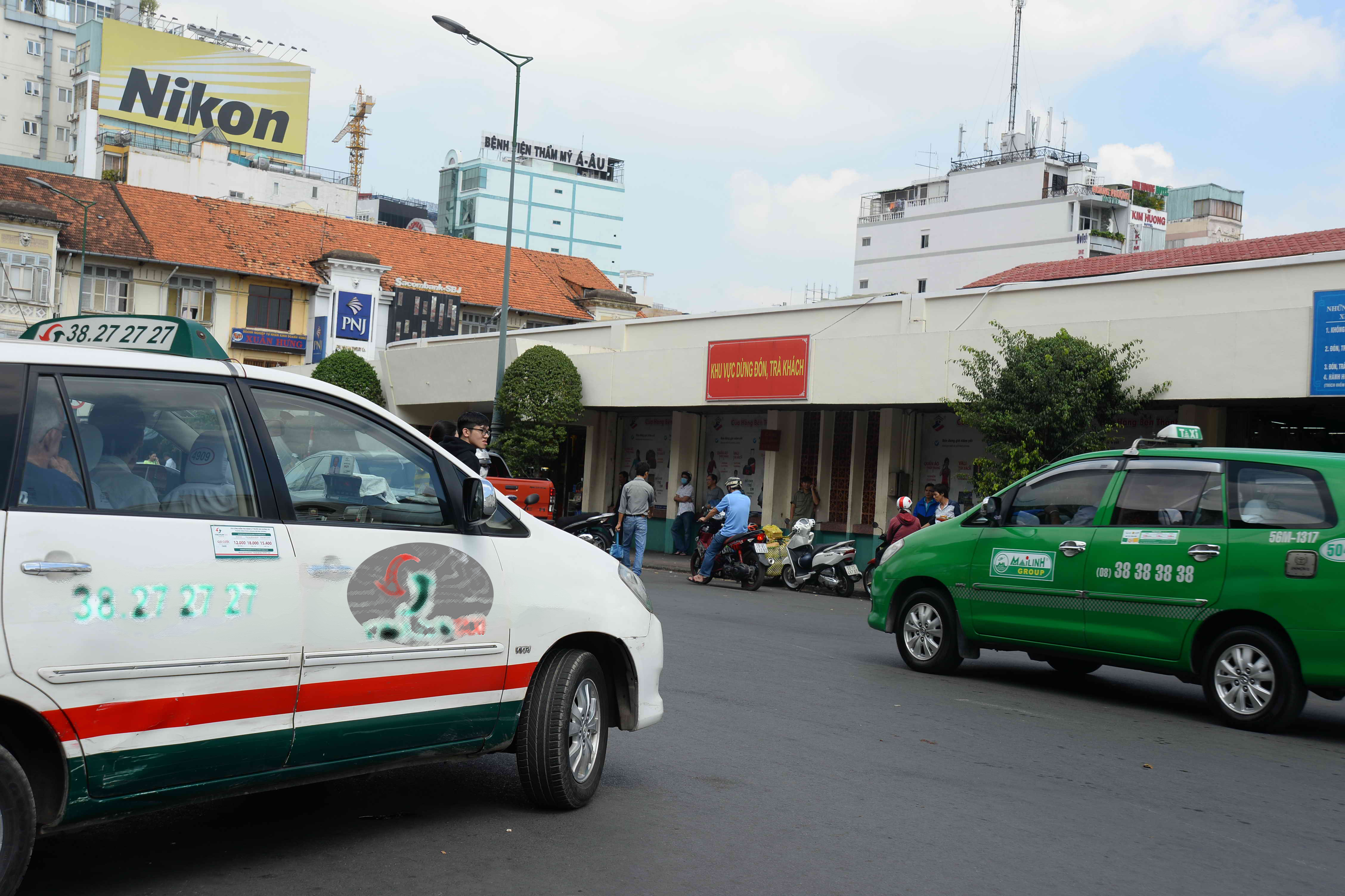 Nhiều hãng taxi đang bị cạnh tranh không lành mạnh vì đối thủ né thuế - Ảnh: D.Đ.Minh