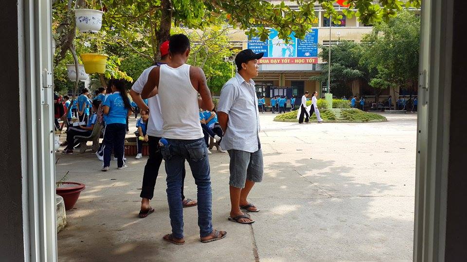 Người nhà của HS Trường THPT Lý Tự Trọng (Trà Vinh) đến trường “giải quyết” mâu thuẫn giữa các HS -  Ảnh: Lam Ngọc
