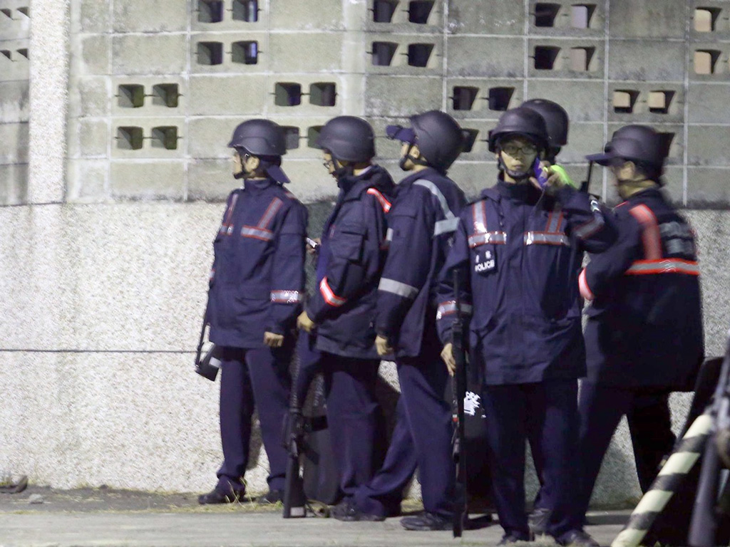 Cảnh sát Đài Loan trong một cuộc tuần tra bố ráp - Ảnh: AFP