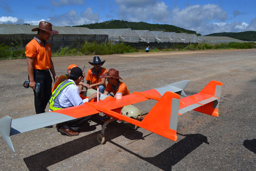 Một chiếc máy bay không người lái, do Viện Công nghệ không gian Việt Nam chế tạo, chuẩn bị cất cánh - Ảnh: Lâm Viên