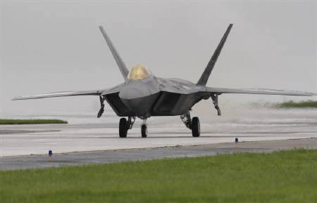 Một chiếc F-22 của Mỹ chuẩn bị cất cánh tại một căn cứ không quân ở Nhật - Ảnh: Reuters