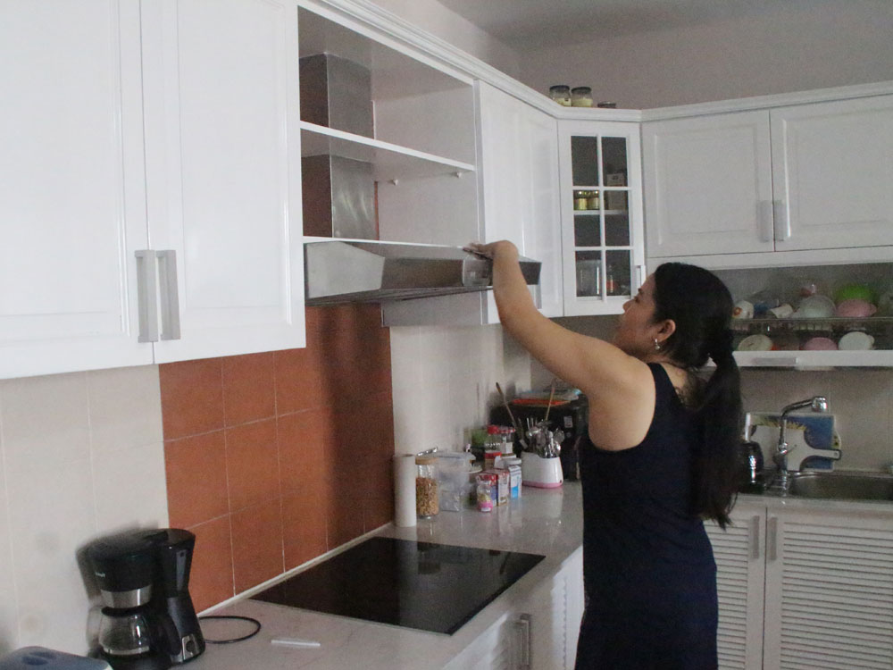 Chị Nở đang giúp việc nhà tại gia đình người Hàn Quốc - Ảnh: Tú Sơn