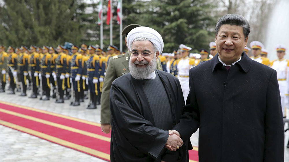 Tổng thống Iran Hassan Rouhani (trái) đón Chủ tịch Trung Quốc Tập Cận Bình trong chuyến thăm của ông Tập đến Iran - Ảnh: Reuters