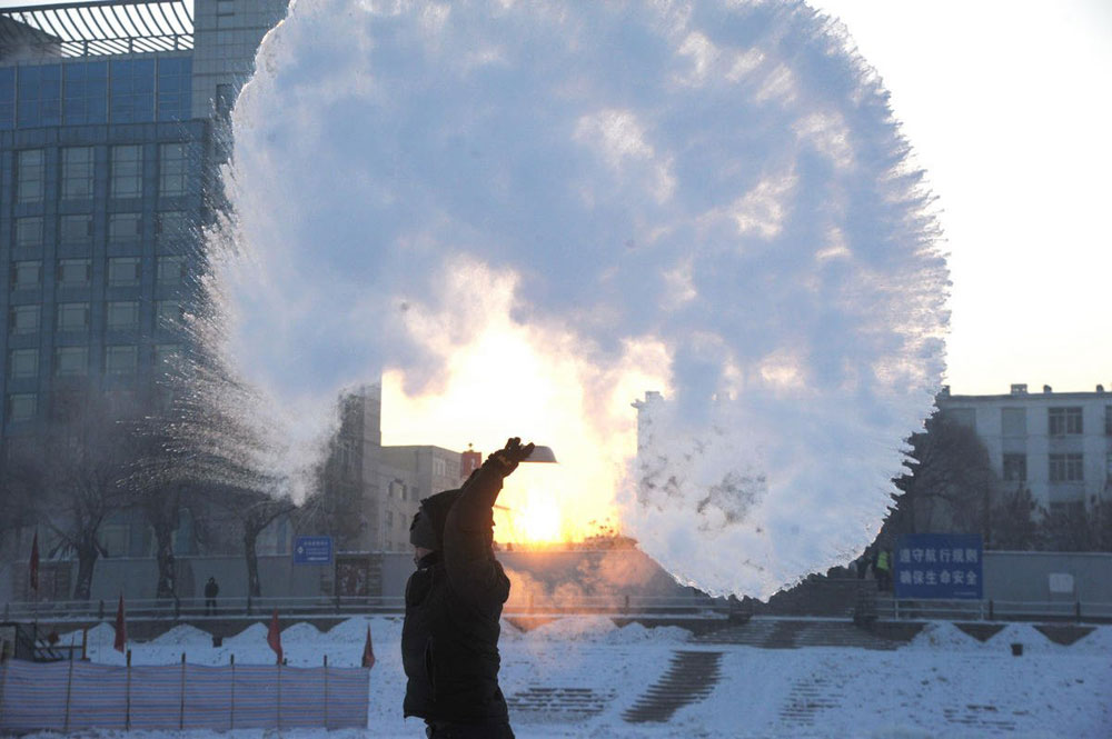 Nước nóng tung lên trời lập tức đóng băng ở Cáp Nhĩ Tân, Trung Quốc - Ảnh: Sina