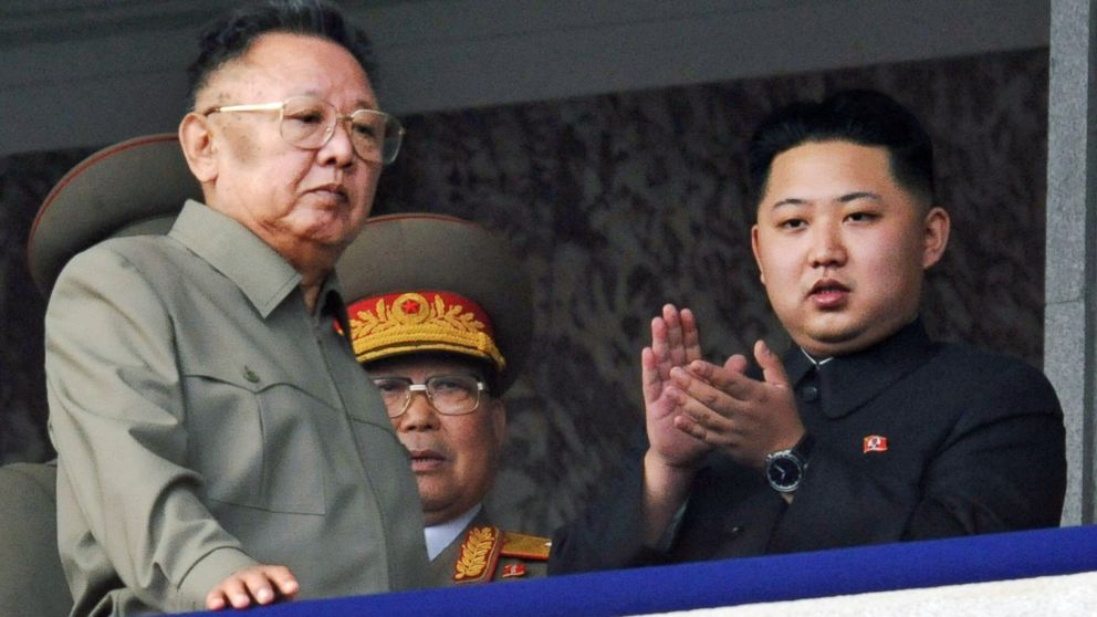 Ông Kim Jong-un và cha Kim Jong-il dự một sự kiện tại Bình Nhưỡng năm 2010 - Ảnh: ABC News