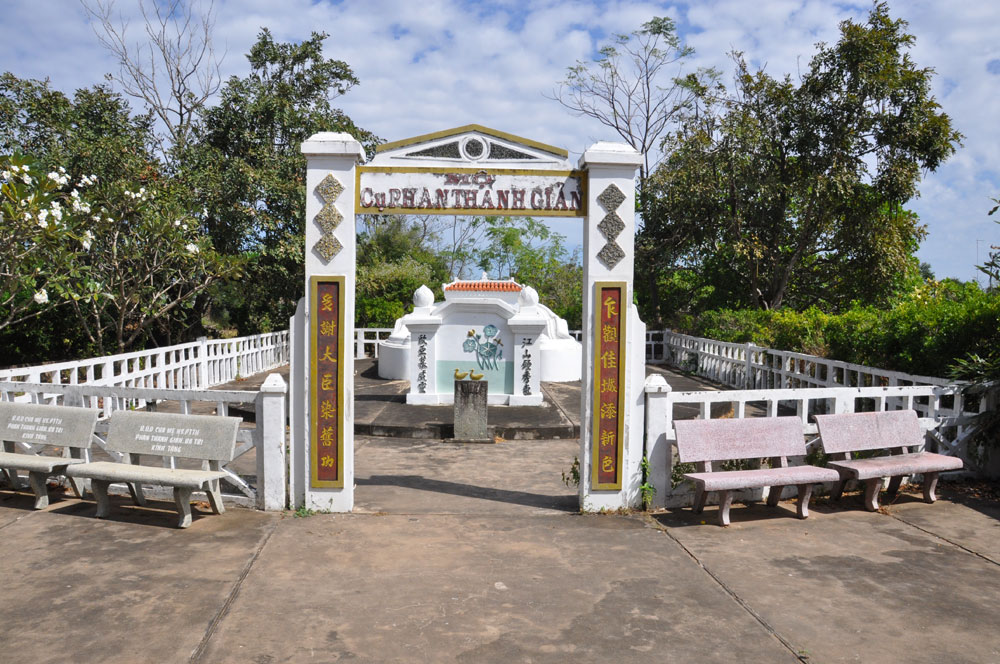 Khu mộ Phan Thanh Giản tại xã Bảo Thạnh - Ảnh: L.C.T