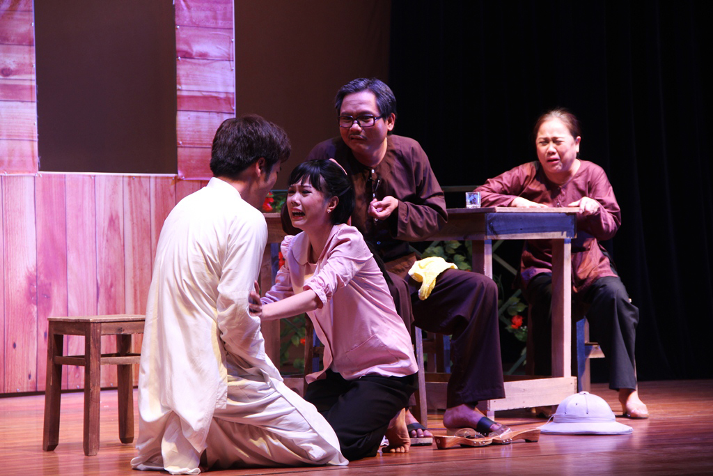 Nhiều khán giả đến sân khấu Hoàng Thái Thanh để cùng lắng đọng và hoài niệm về tác phẩm kinh điển 'Lan và Điệp' phiên bản mới vừa được công diễn tối 29.1