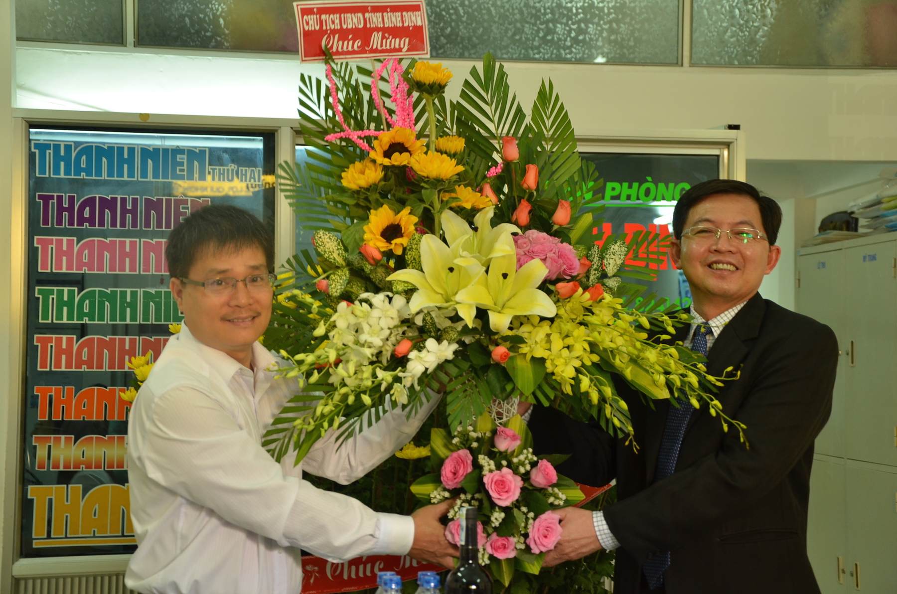 Ông Hồ Quốc Dũng (phải) tặng hoa cho đại diện Báo Thanh Niên