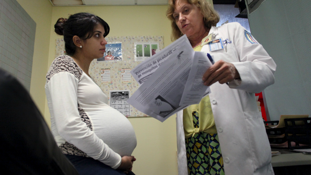 Bác sĩ tại Puerto Rico hướng dẫn thai phụ cách phòng tránh vi rút Zika - Ảnh: Reuters