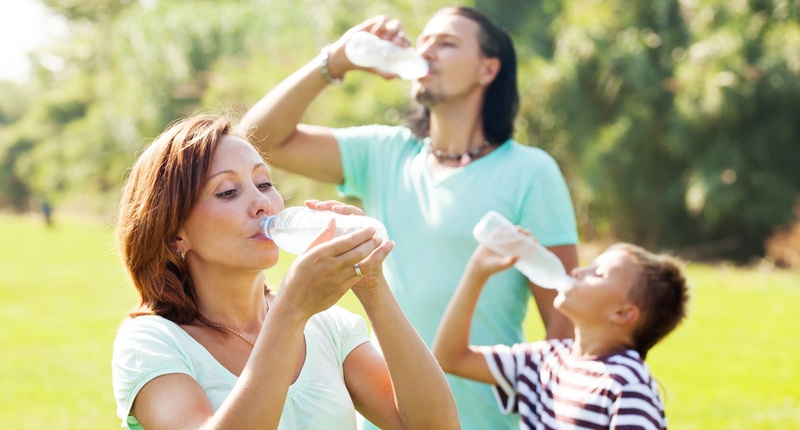 Cơ thể sẽ khỏe mạnh hơn nếu chỉ uống nước lọc mà không uống các loại nước uống khác - Ảnh: Shutterstock