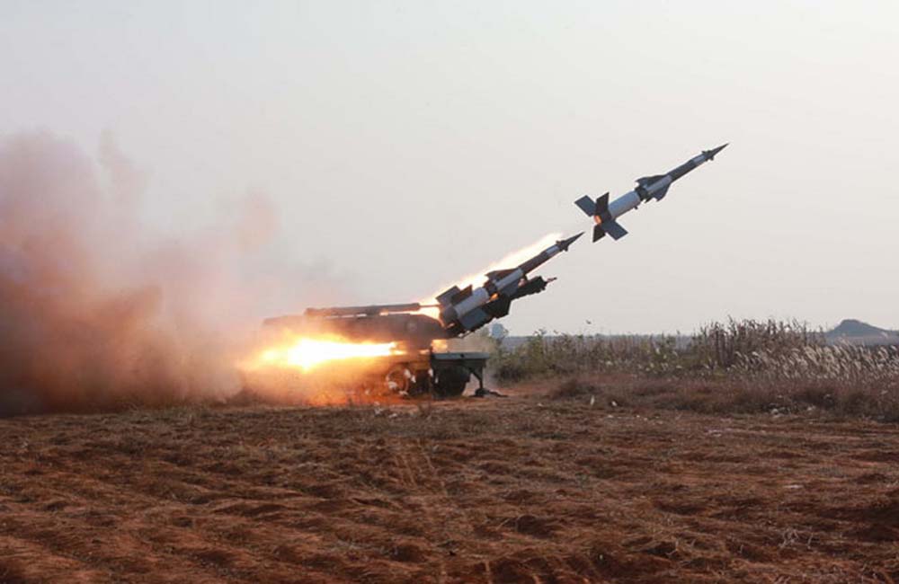 Một vụ thử tên lửa phòng không của Triều Tiên - Ảnh: AFP/KCNA