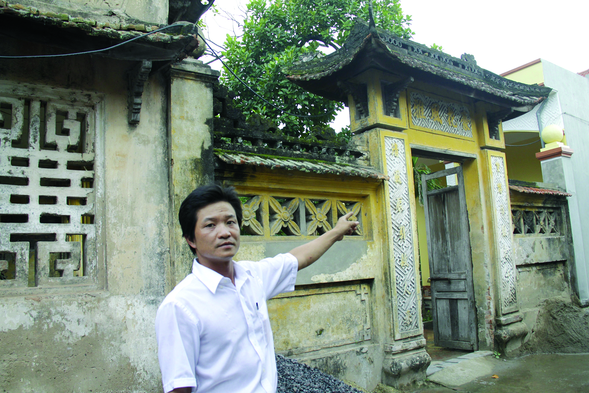 Anh Nguyễn Quang Huy, Trưởng thôn làng Cựu giới thiệu về nhà biệt thự Pháp cổ - Ảnh: Lê Quân
