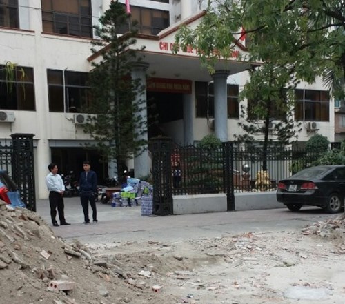 Đống đất đá trước trụ sở Chi cục Thuế Hạ Long đã được dọn dẹp  - Ảnh: Linh Linh