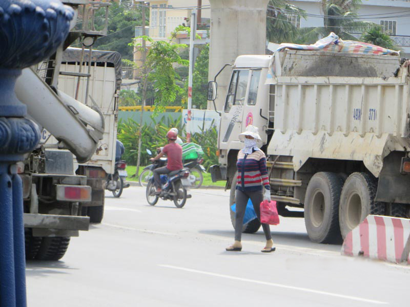 Người đi bộ tùy tiện băng qua đường - Ảnh: Phạm Hữu