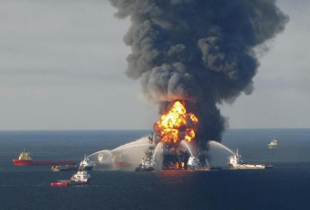 Giàn khoan dầu Deepwater Horizon của Tập đoàn BP phát nổ trên vịnh Mexico hồi năm 2010 - Ảnh: Reuters