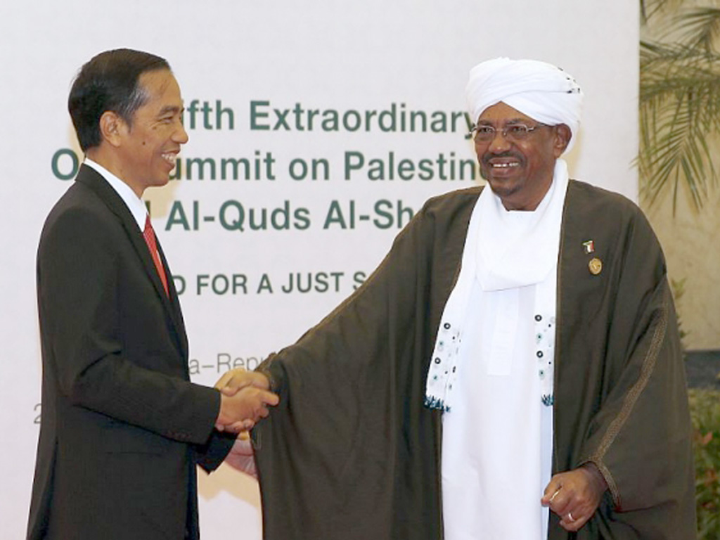 Tổng thống Indonesia Joko Widodo đón tiếp Tổng thống Sudan Omar al-Bashir tại Jakarta ngày 7.3 đến dự hội nghị cấp cao của Tổ chức Hợp tác Hồi giáo (OIC) - Ảnh: Reuters