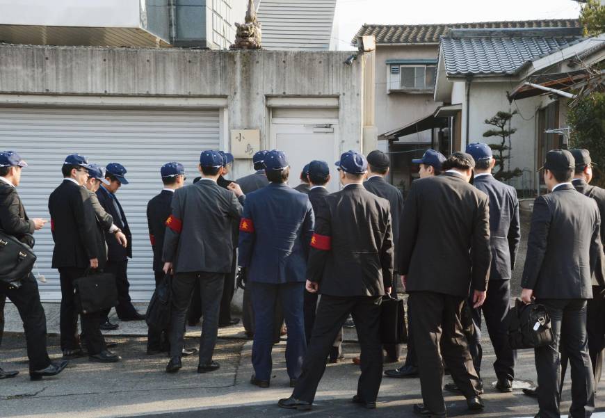 Cảnh sát xuất hiện tại văn phòng của một nhóm liên quan đến Yamaguchi-gumi ở thành phố Hita, tỉnh Oita - Ảnh: Japan Times