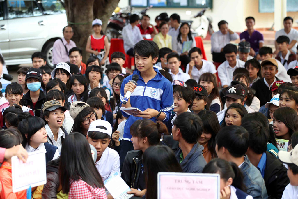  Học sinh đặt câu hỏi trong chương trình Tư vấn mùa thi của Báo Thanh Niên - Ảnh: Đào Ngọc Thạch