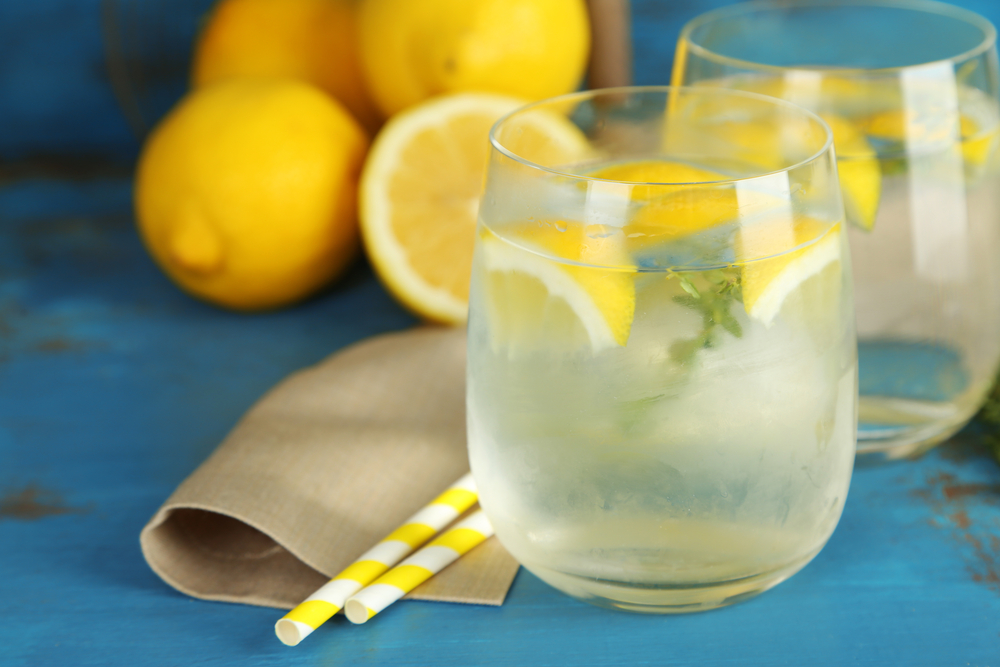 Nên tránh thêm đường vào ly nước chanh uống mỗi sáng - Ảnh: Shutterstock