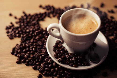 Một hoặc hai tách cà phê thì tốt nhưng uống quá nhiều cà phê lại gây tăng nhịp tim, tạo cảm giác bồn chồn - Ảnh: Shutterstock