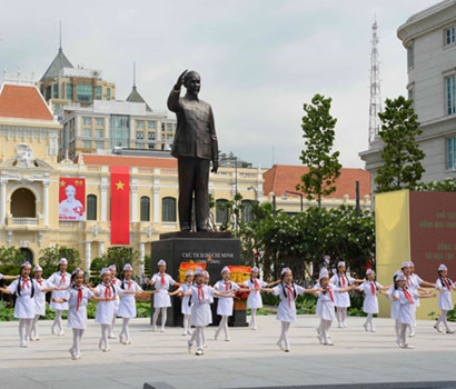 Tượng đài Chủ tịch Hồ Chí Minh