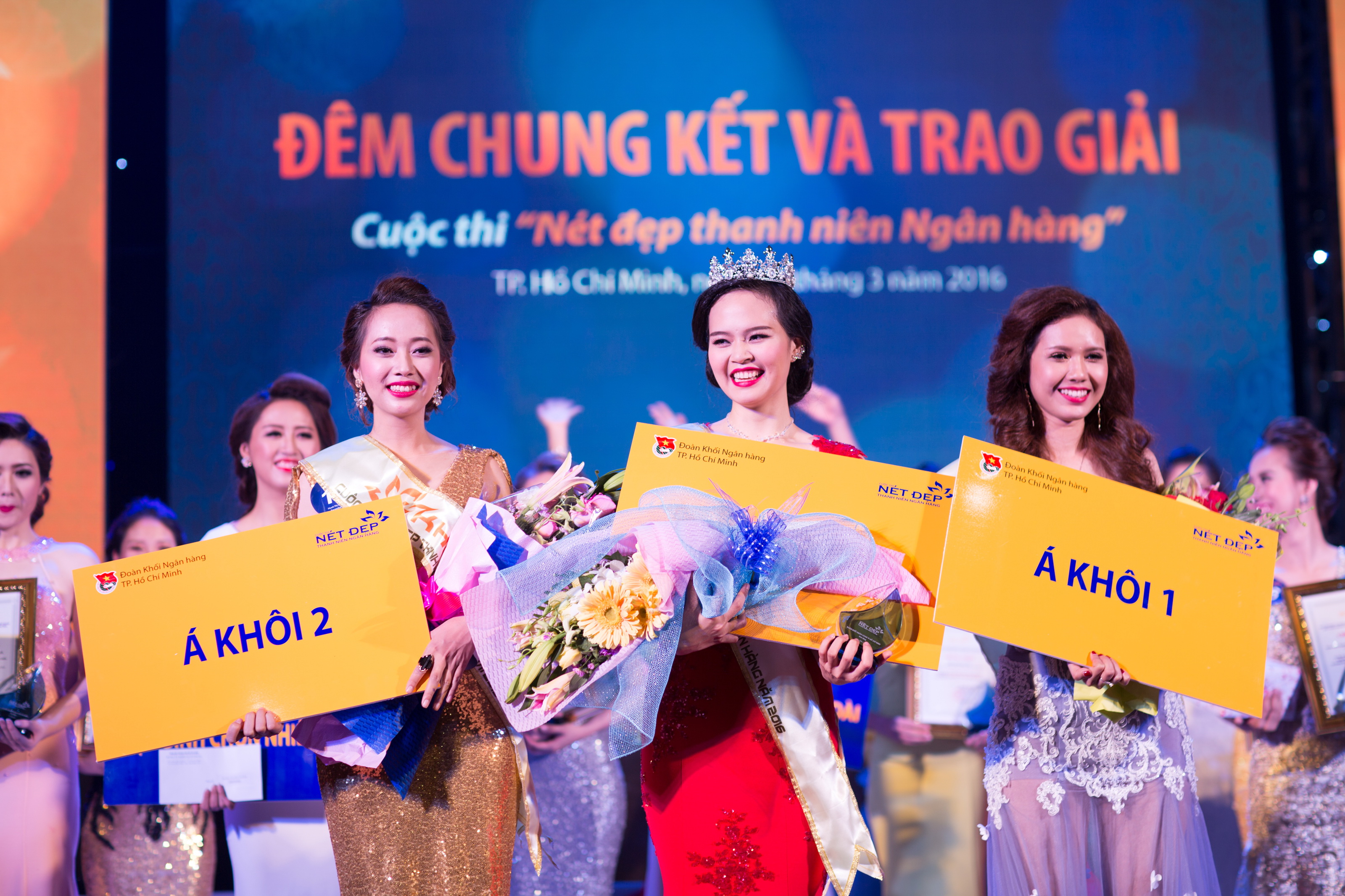 Trần Thị Thu Hiền (giữa) đoạt danh hiệu hoa khôi “Nét đẹp thanh niên ngân hàng” - Ảnh: Lê Thanh