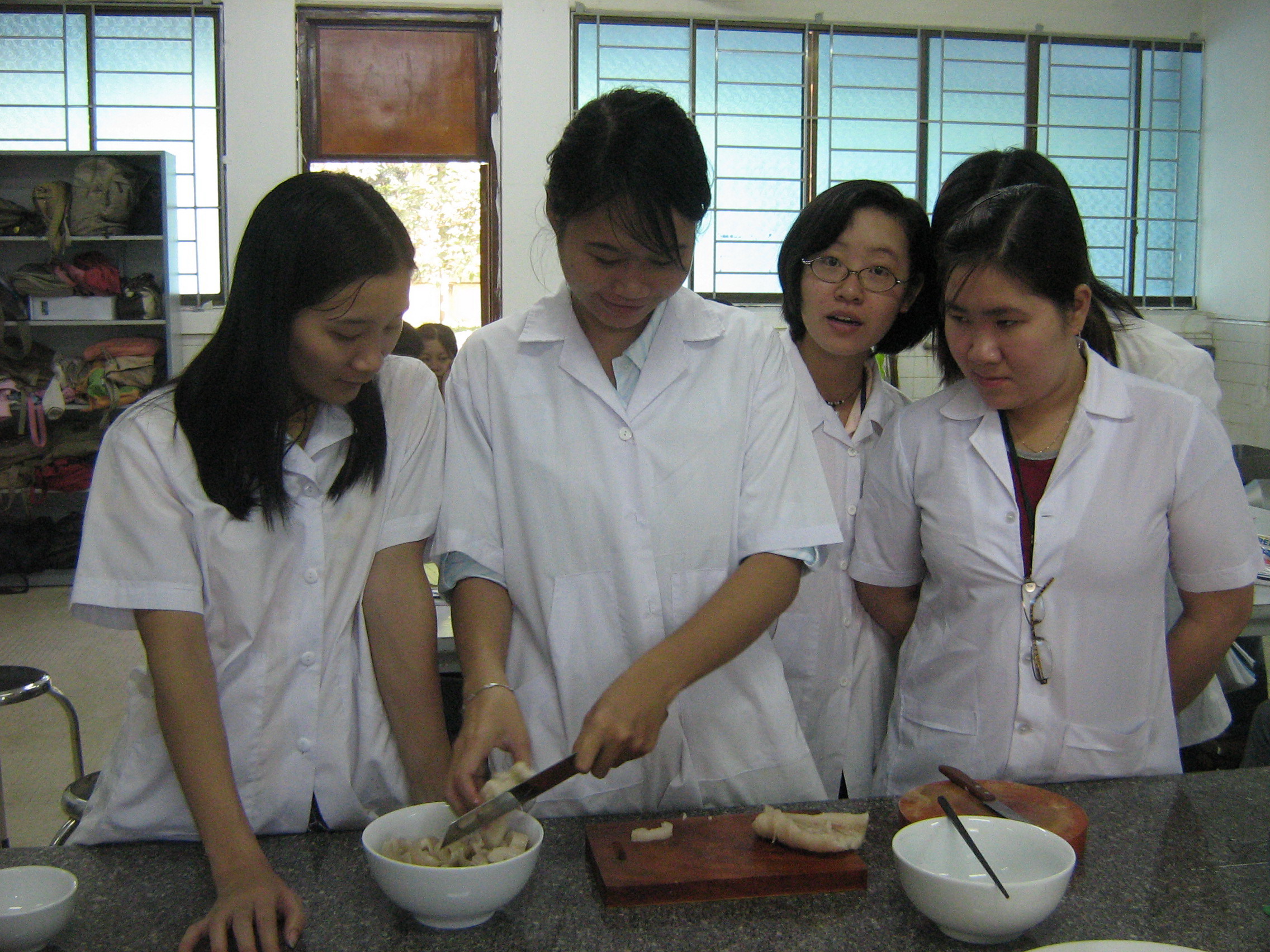 Sinh viên Trường ĐH Sư phạm kỹ thuật TP.HCM thực hành chế biến thức ăn - Ảnh: Hà Ánh