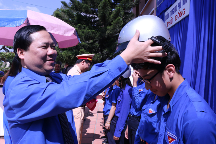 Anh Nguyễn Phi Long đến Trường THPT Phù Đổng Đà Lạt trao tặng mũ bảo hiểm cho học sinh - Ảnh: Lâm Viên