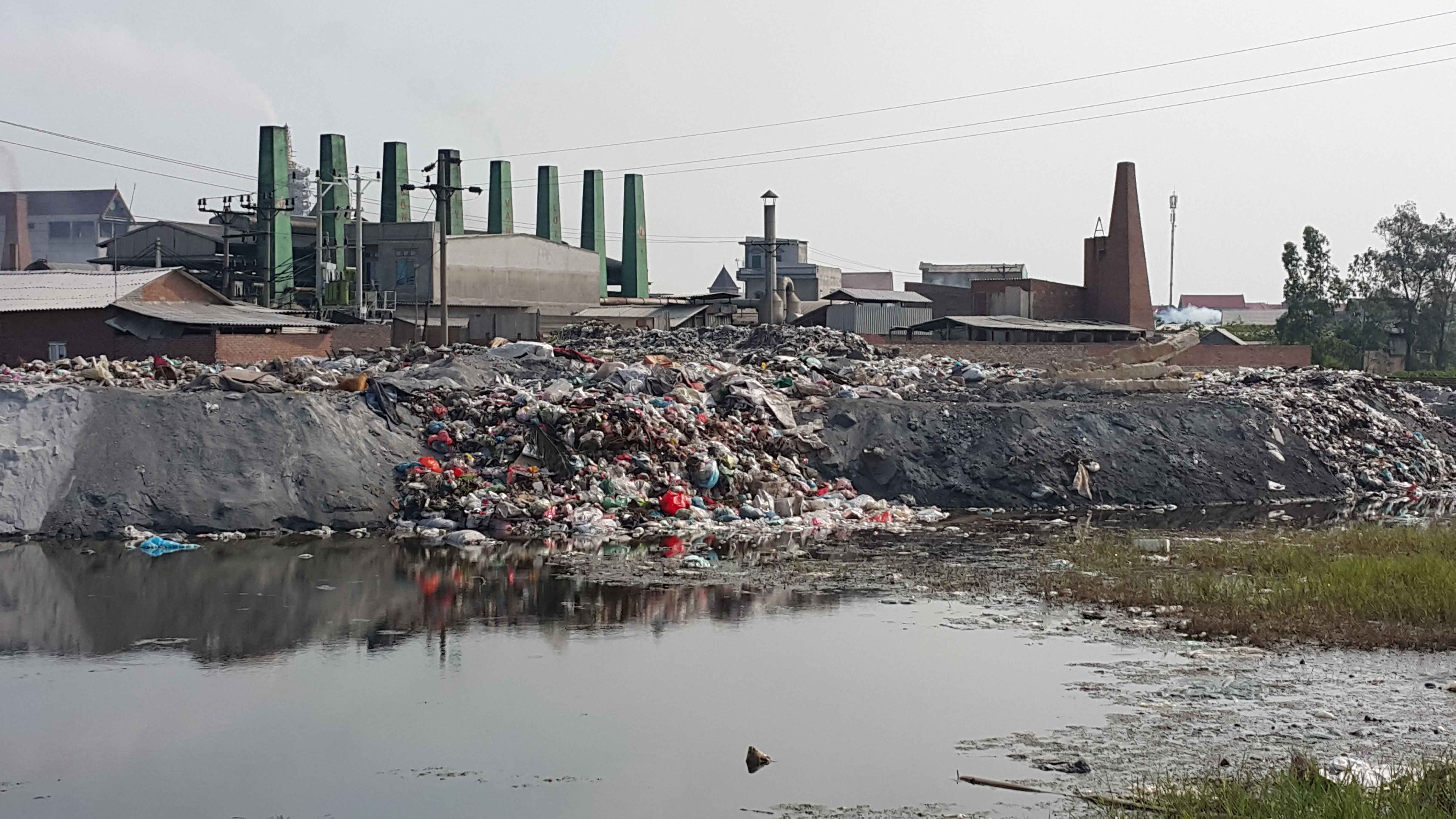 Chất thải từ lò nấu nhôm được đưa thẳng ra môi trường - Ảnh: Nam Anh

