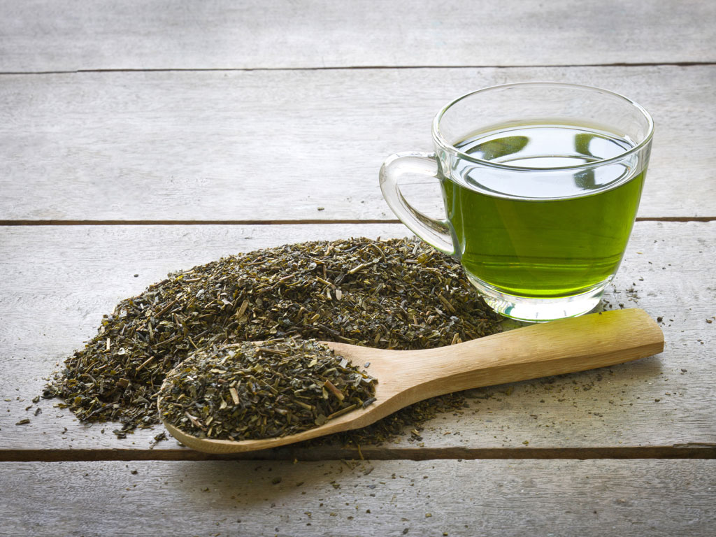Uống trà xanh nên tránh giờ ăn thực phẩm giàu sắt như rau chân vịt - Ảnh: Shutterstock