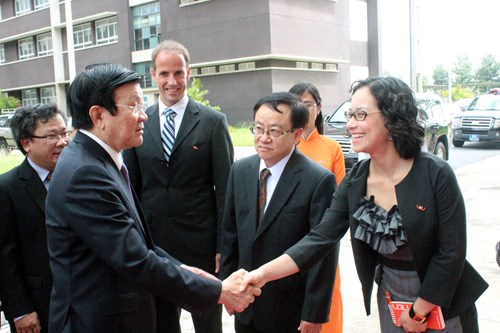 Chủ tịch nước Trương Tấn Sang trong một lần đến thăm và nói chuyện với cán bộ, SV ĐH Việt-Đức - Ảnh: Đỗ Trường