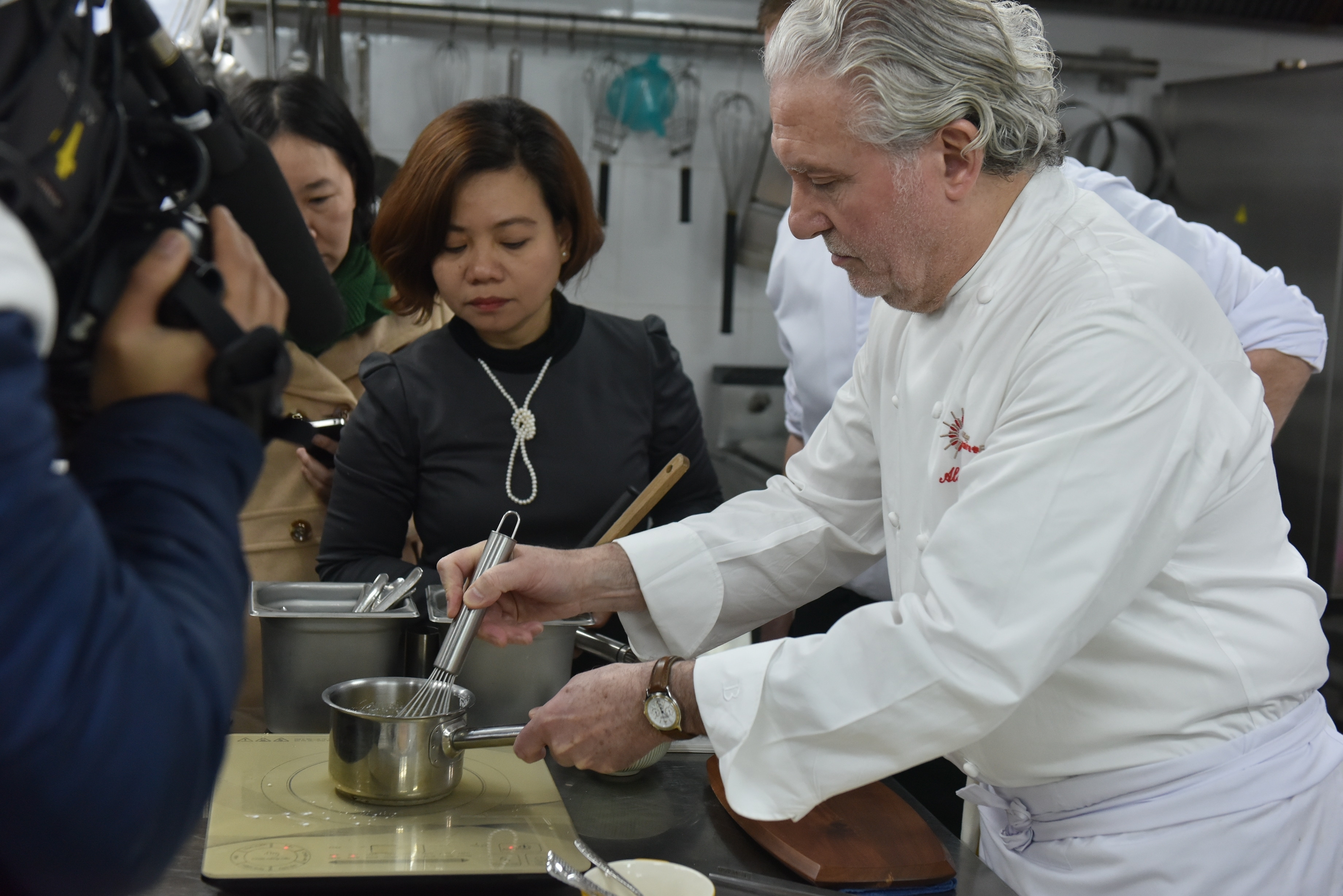 Ông Alain Dutournier đang nấu món tôm ngàn lớp - Ảnh: Thủy Nguyễn