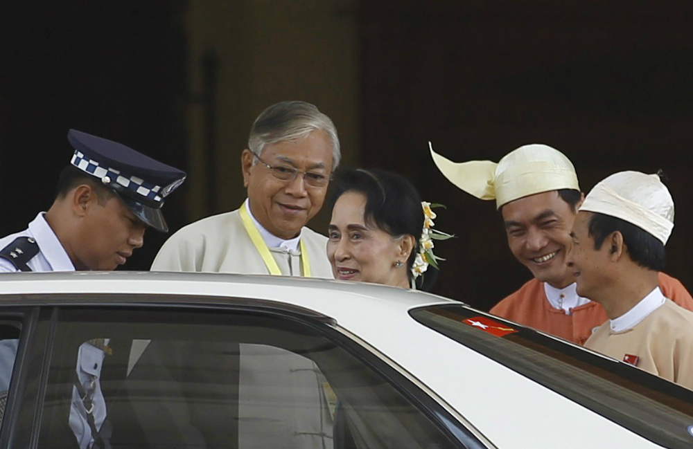 Tổng thống đắc cử Htin Kyaw (thứ hai từ trái sang) bà Aung San Suu Kyi sau phiên họp quốc hội ngày 15.3 - Ảnh: Reuters
