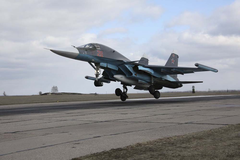 Chiến đấu cơ Nga hạ cánh sau khi trở về từ Syria ngày 15.3 - Ảnh: Reuters