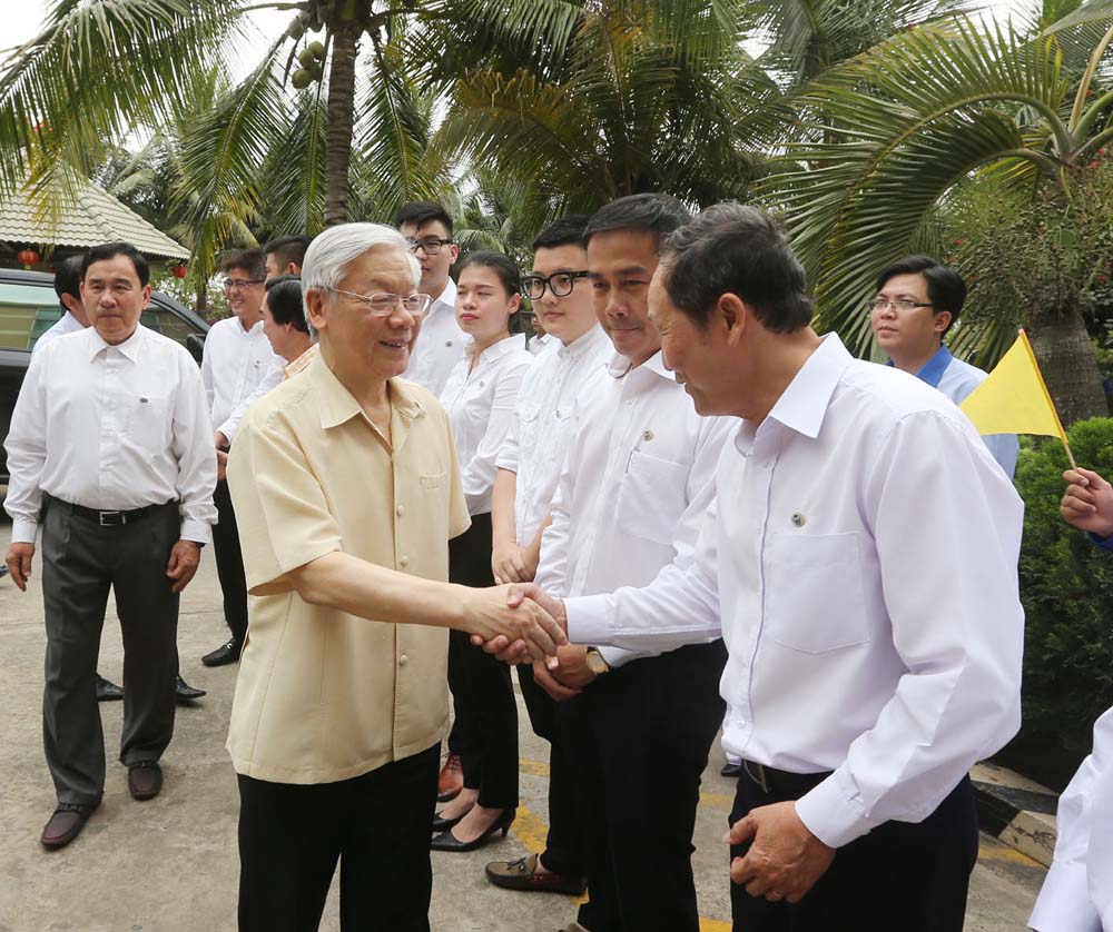 Tổng bí thư Nguyễn Phú Trọng thăm một doanh nghiệp tại Long An - Ảnh: TTXVN