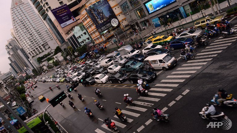 Tình trạng xe nước ngoài tràn ngập Thái Lan làm gia tăng nguy cơ tai nạn giao thông cũng như ảnh hưởng tới môi trường. Trong ảnh: một ngã tư tại thủ đô Bangkok - Ảnh: AFP