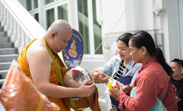 Các nhà sư Thái Lan thường được người dân cúng dường những món ăn nhiều đường, chất béo và họ không được phép từ chối - Ảnh: Daily Mail