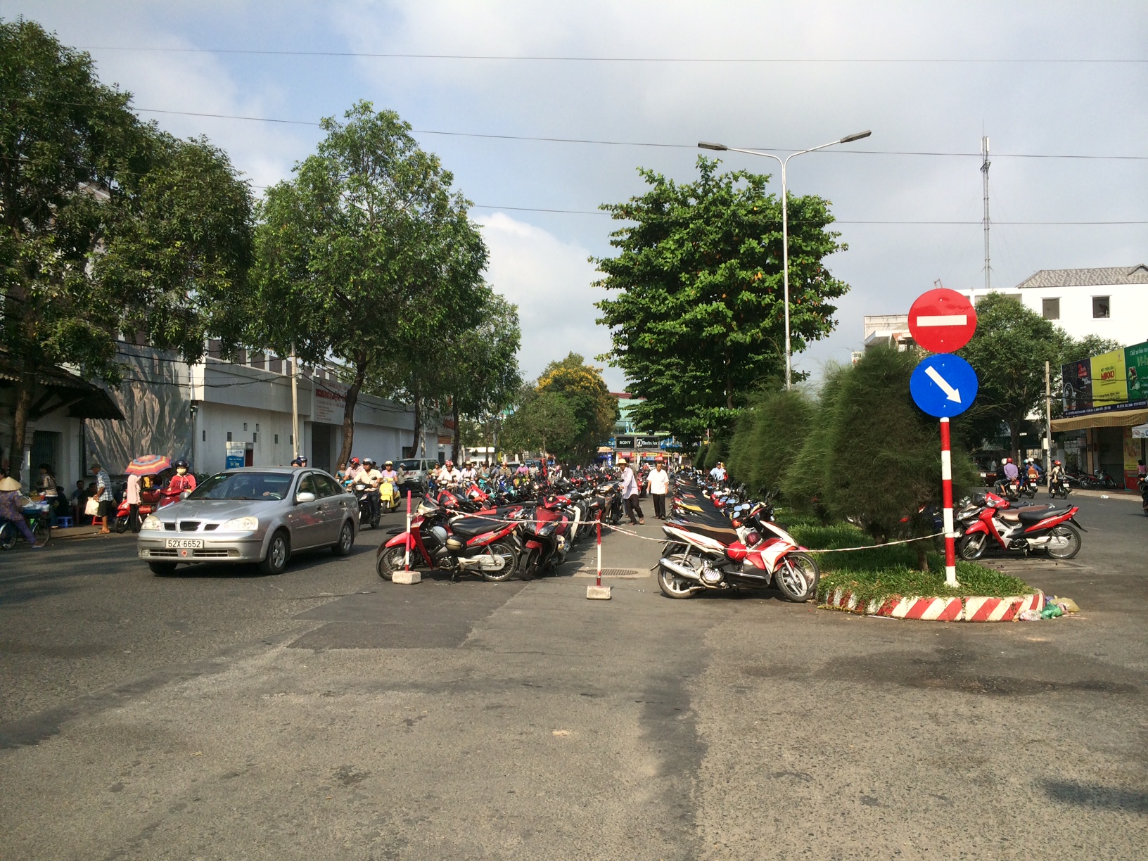 Bãi giữ xe trên đường Châu Văn Liêm chiếm nửa lòng đường - Ảnh: Mai Trâm
