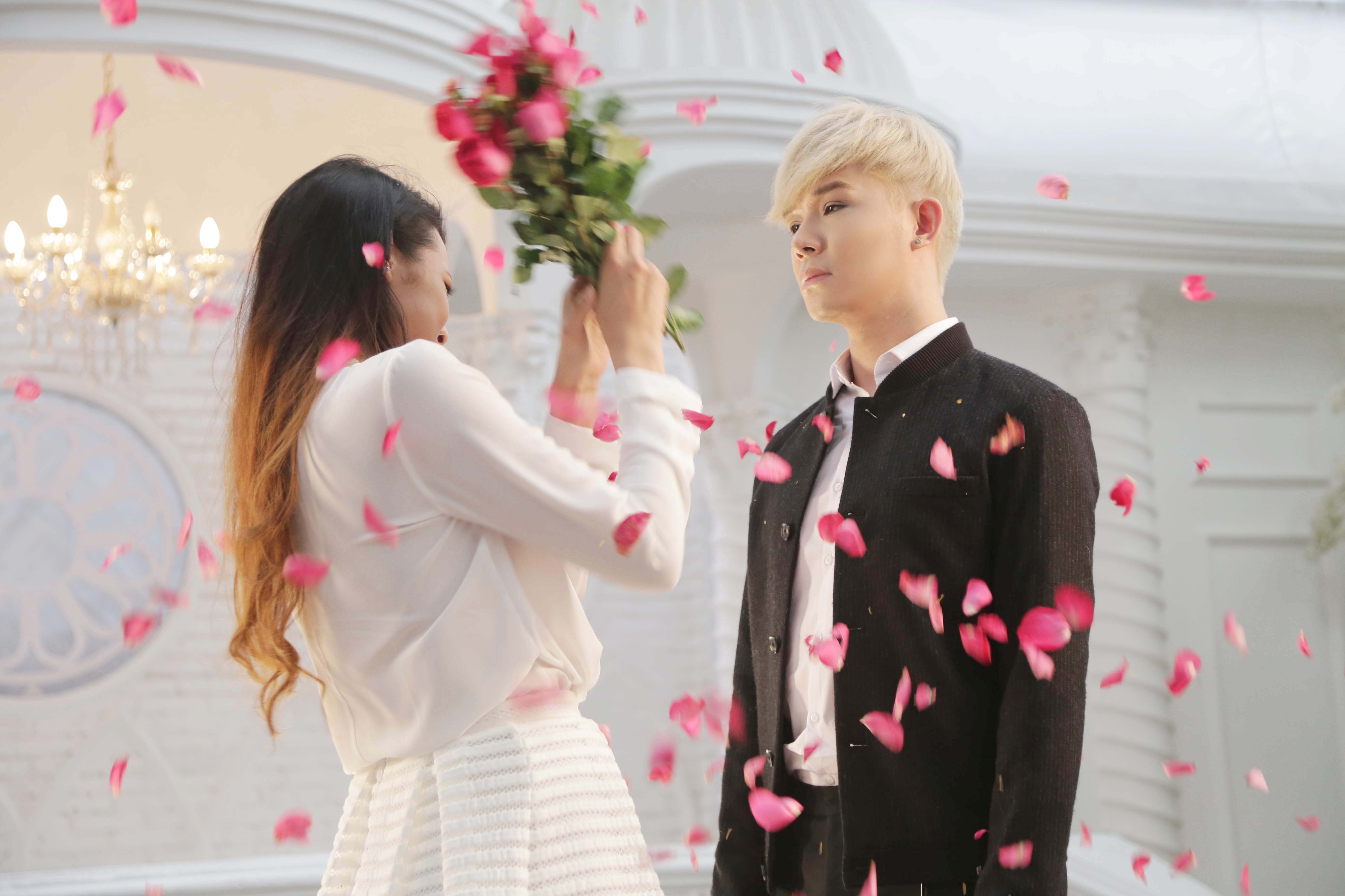 Nathan Lee bị người mẫu Lilly Nguyễn dùng hoa đánh tới tấp trong MV