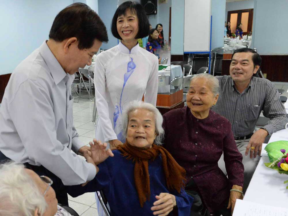 Nguyên Chủ tịch nước Nguyễn Minh Triết thăm hỏi cựu cán bộ Văn phòng T.Ư Đoàn phía nam - Ảnh: Diệp Đức Minh