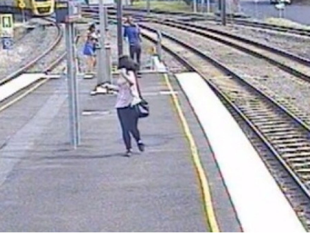  Một cô bé chạy đi cầu cứu nhân viên nhà ga - Ảnh chụp màn hình tờ Brisbane Times