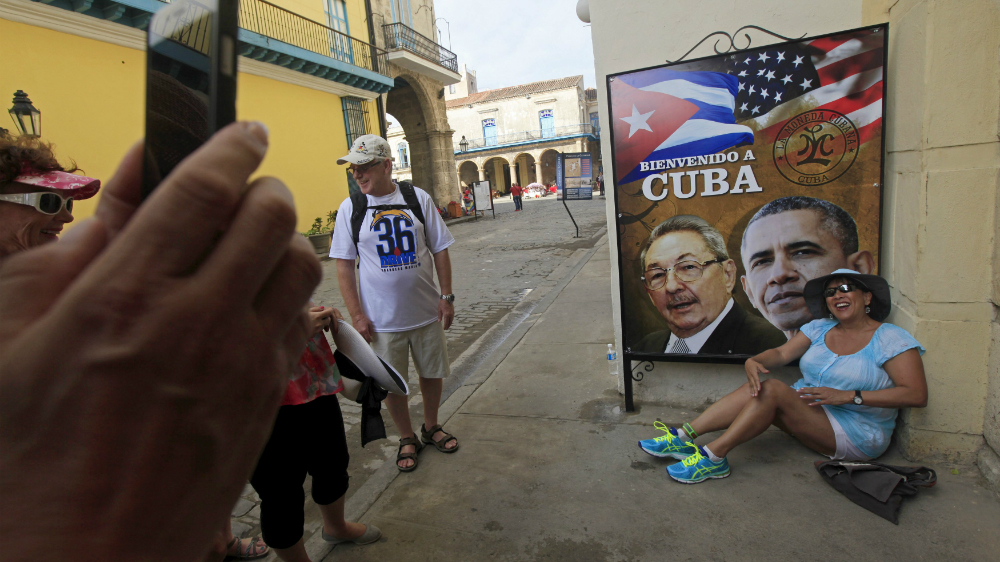Một bức ảnh của Tổng thống Mỹ Obama và Chủ tịch Cuba Raul Castro trên đường phố Havana - Ảnh: Reuters