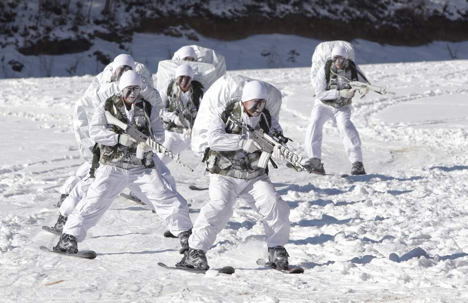 Binh sĩ đặc nhiệm Hàn Quốc diễn tập trong mùa đông khắc nghiệt - Ảnh: National Post