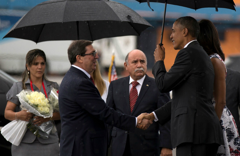 Đón ông Obama tại sân bay Havana là Ngoại trưởng Cuba Bruno Rodriguez - Ảnh: Reuters