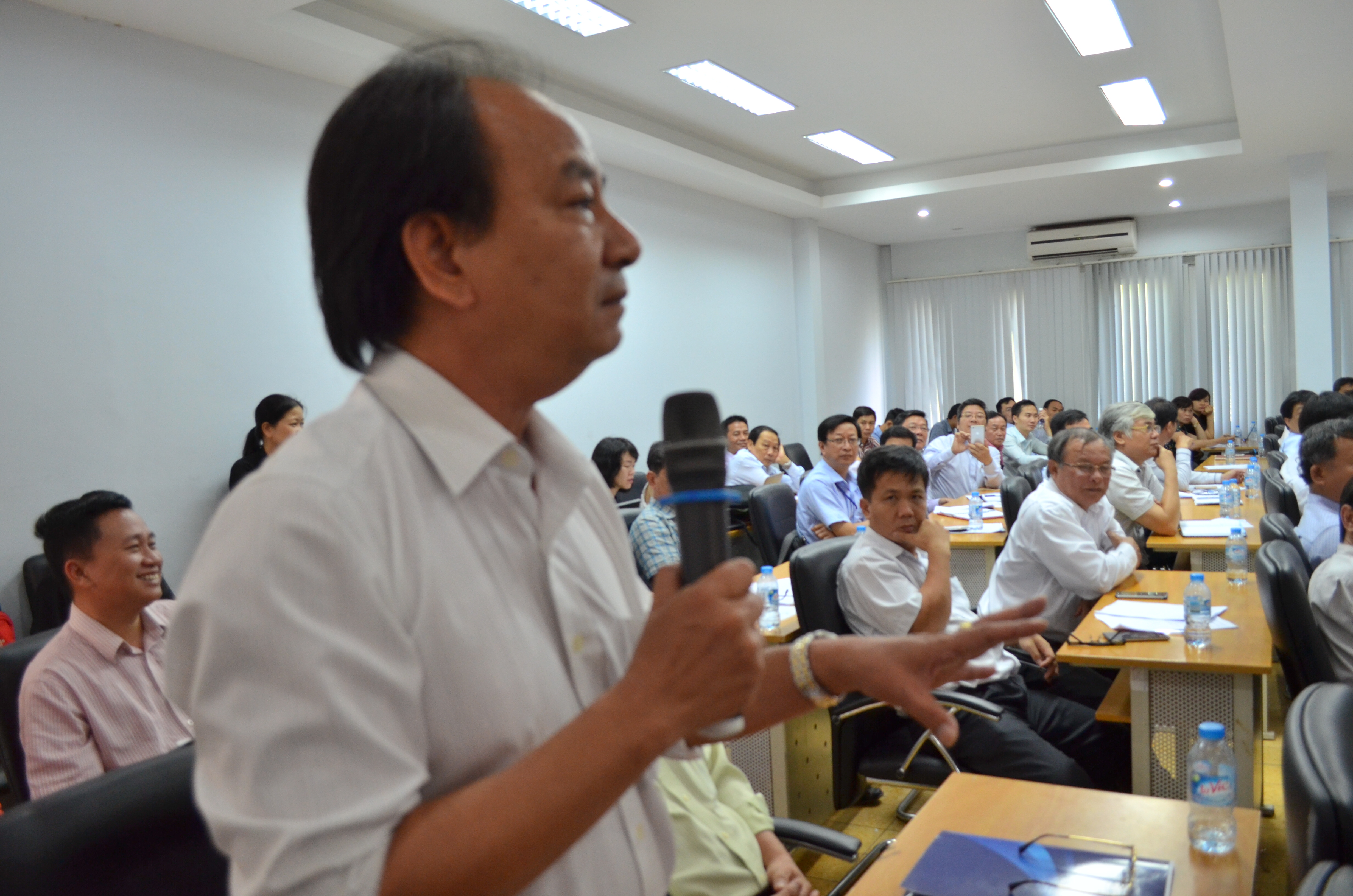 Các đại biểu thảo luận căng thẳng về việc chấm thi của kỳ thi THPT quốc gia - Ảnh: Hà Ánh